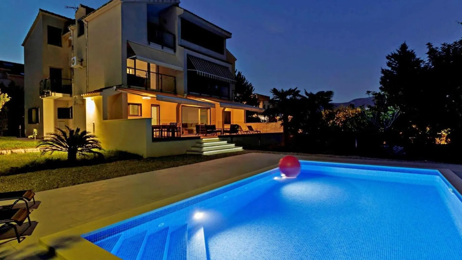 Spacious Kastel Stafilic Apartment With Private Pool Kastela