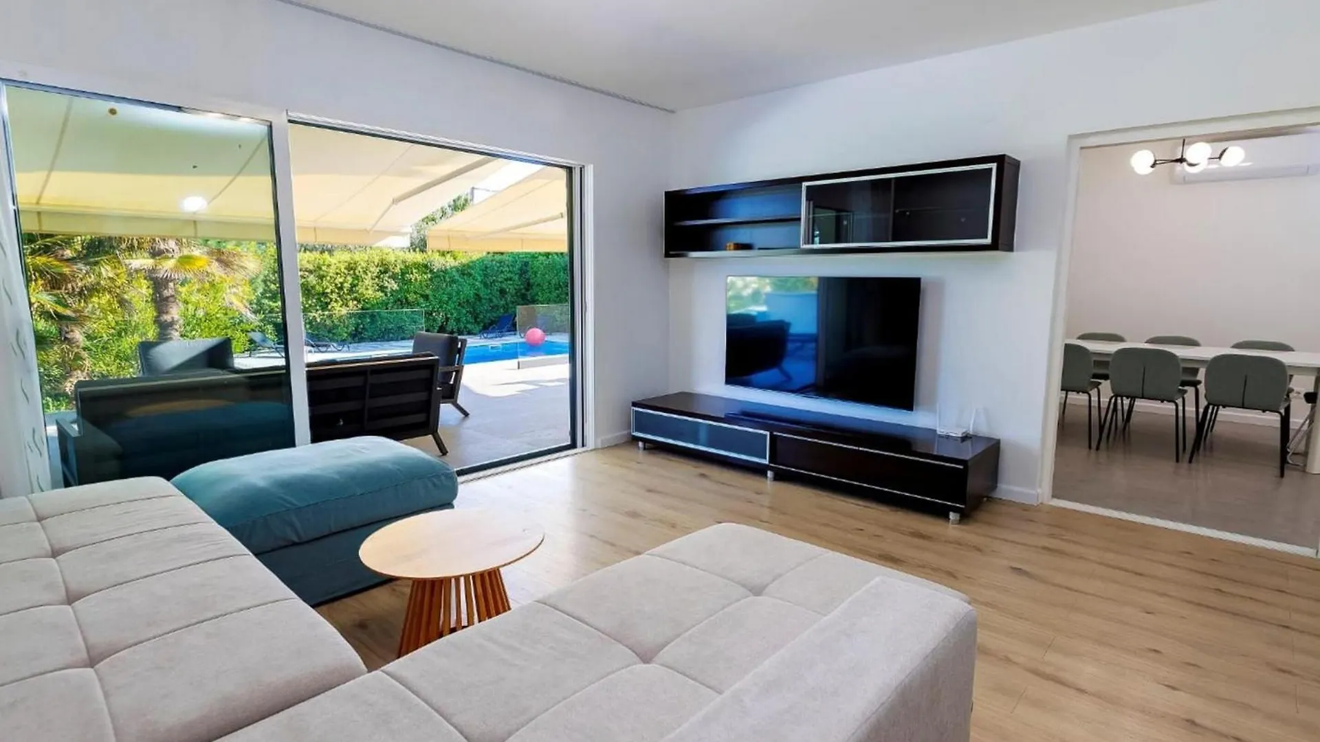 Spacious Kastel Stafilic Apartment With Private Pool Kastela