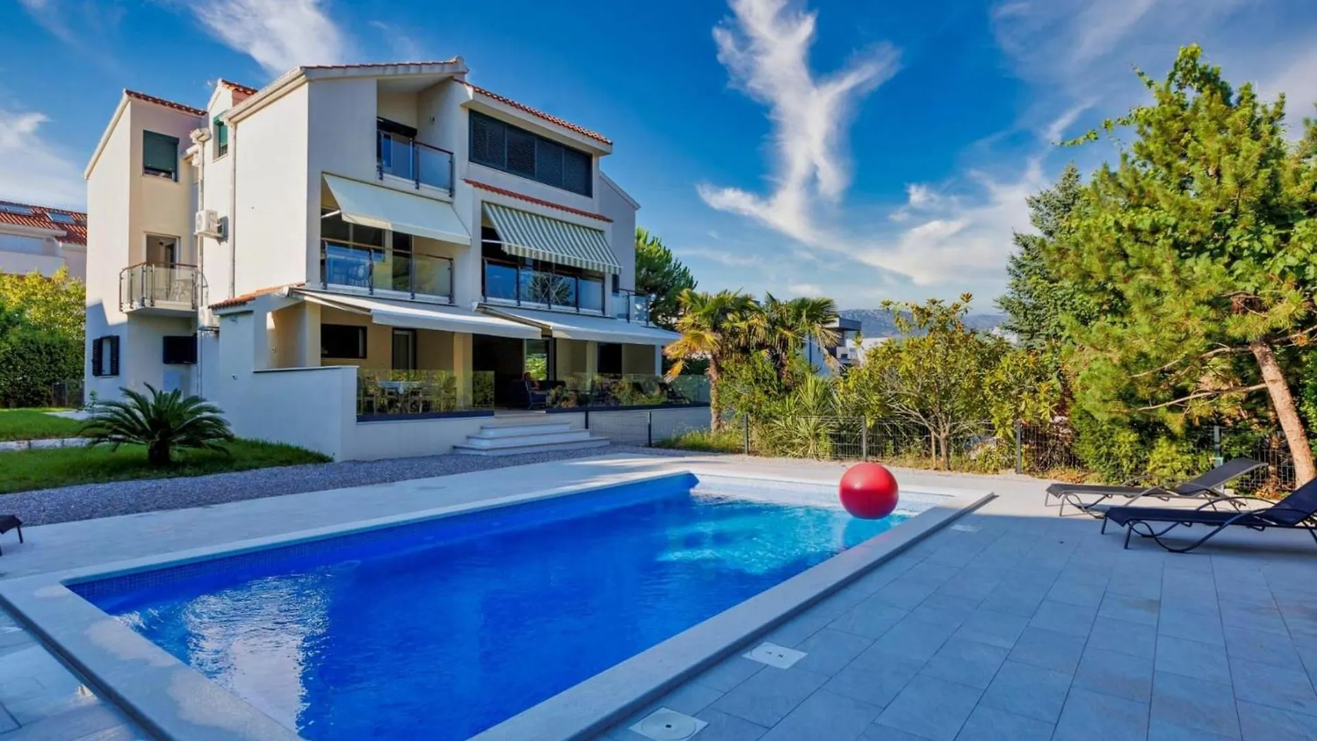 Spacious Kastel Stafilic Apartment With Private Pool Kastela